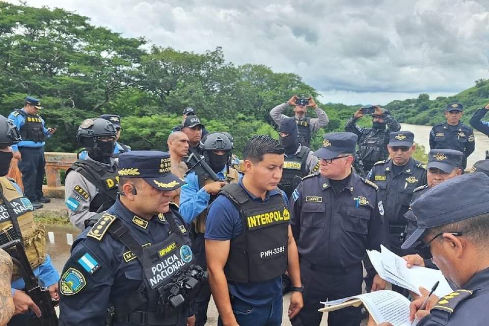 ImpactoHonduras's tweet photo. #DeImpacto: De rodillas dos peligrosos pandilleros de la 18, capturados en Honduras, fueron entregados hoy a las autoridades salvadoreñas.
https://t.co/ykie5hiVzG https://t.co/DcF4FSLwLQ