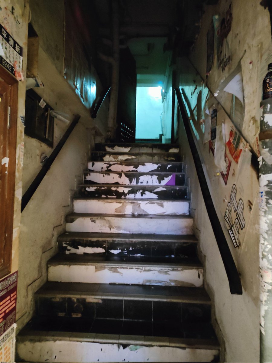 BlueBird_003's tweet photo. 香港の好きな風景のひとつ、登った奥に何があるかわからない階段や、ビルとビルの間の空間✨✨も好きです✨ https://t.co/VqUqLDeGwm