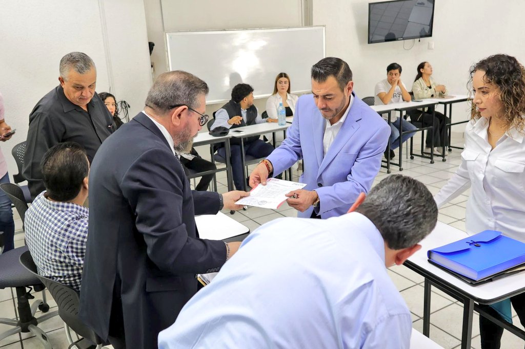 dionelsena's tweet photo. Se registra el Dr @JesusSotelo84 como candidato a la dirección de la #FECA... Registro que si algo demostró, fue músculo, pues lo acompañaron maestros, alumnos y administrativos quienes confían en que este proceso, se lleve de manera transparente y sin dados cargados.
#LiderazgoTransparente
#Durango