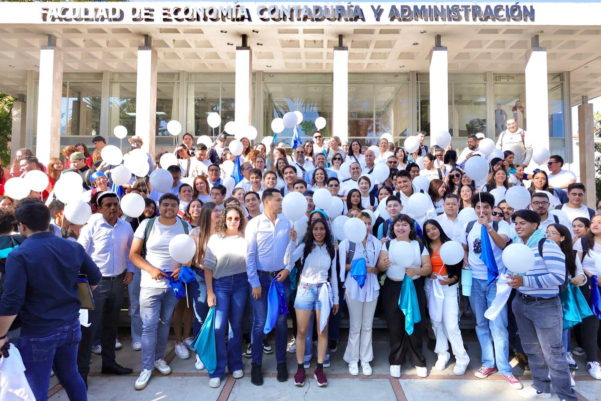 dionelsena's tweet photo. Se registra el Dr @JesusSotelo84 como candidato a la dirección de la #FECA... Registro que si algo demostró, fue músculo, pues lo acompañaron maestros, alumnos y administrativos quienes confían en que este proceso, se lleve de manera transparente y sin dados cargados.
#LiderazgoTransparente
#Durango