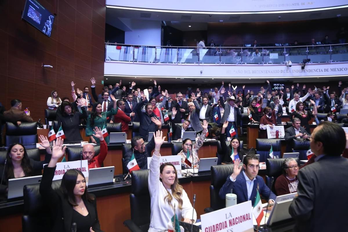 MarielaGtzEsc's tweet photo. Vamos por un México más seguro.

Las y los senadores aprobamos esta madrugada tras 9 horas de debate la reforma constitucional para consolidar a la #GuardiaNacional propuesta por el Presidente AMLO.

Será una fuerza de seguridad pública profesional, de carácter permanente. https://t.co/KjQkwglQeM