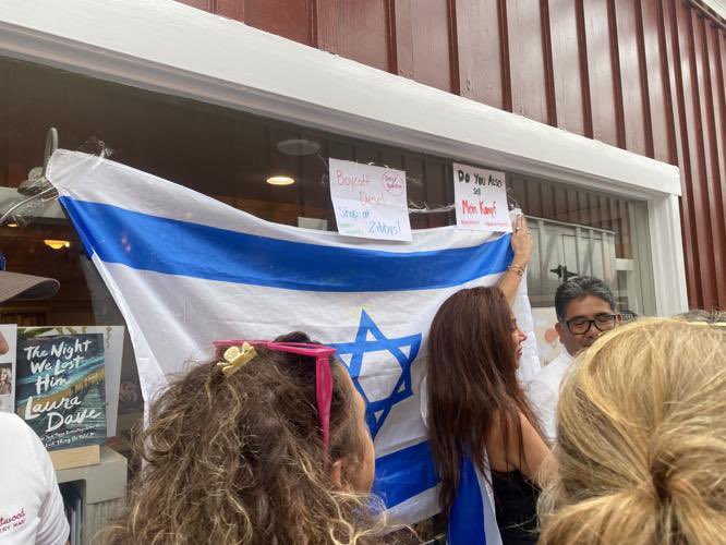 MaxBlumenthal's tweet photo. Zionist book burners besieged a Brentwood, LA book store that was selling @helenacobban &amp; @RamiKhouri’s excellent collection, “Understanding Hamas,” and compelled the owner to ban the book 

Israel’s lobby of apartheid thugs is an existential threat to free speech in the US https://t.co/e99f9mlkK4