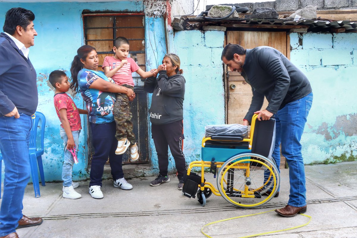 manoloherrerar's tweet photo. Qué gusto estar hoy con mi querido amigo Bryan, quien desde hace más de  4 años estaba esperando una silla por fin se logró, siempre será un gusto poder ayudar y contribuir en estas causas.

Súmate a apoyar este tipo de causas y hagamos que las cosas pasen. 

#ElBarrioMeRespalda https://t.co/TPCzywJqIy