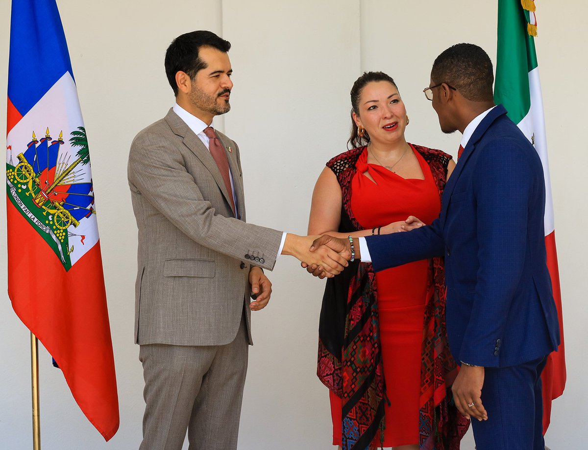 Ricardo_Germain's tweet image. C'était un honneur d'être reçu par le Chargé d'affaires Jesús Cisneros @EmbamexHaiti lors de la célébration de la fête nationale du Mexique. Au nom du CP @Lsaintcyr j'ai eu l'opportunité de transmettre mes vœux à la nation🇲🇽 qui appui 🇭🇹 de manière constante en matière de #defsec