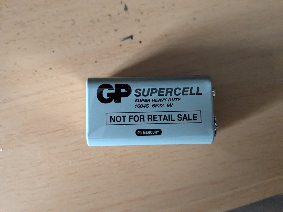 norizoope's tweet image. この電池いいね！

今年の5月から毎日のように使っても、今だに9.35V供給できてる。

これで普通なのか？わからんが、予備を買ってこよう。

#9v 
#電池