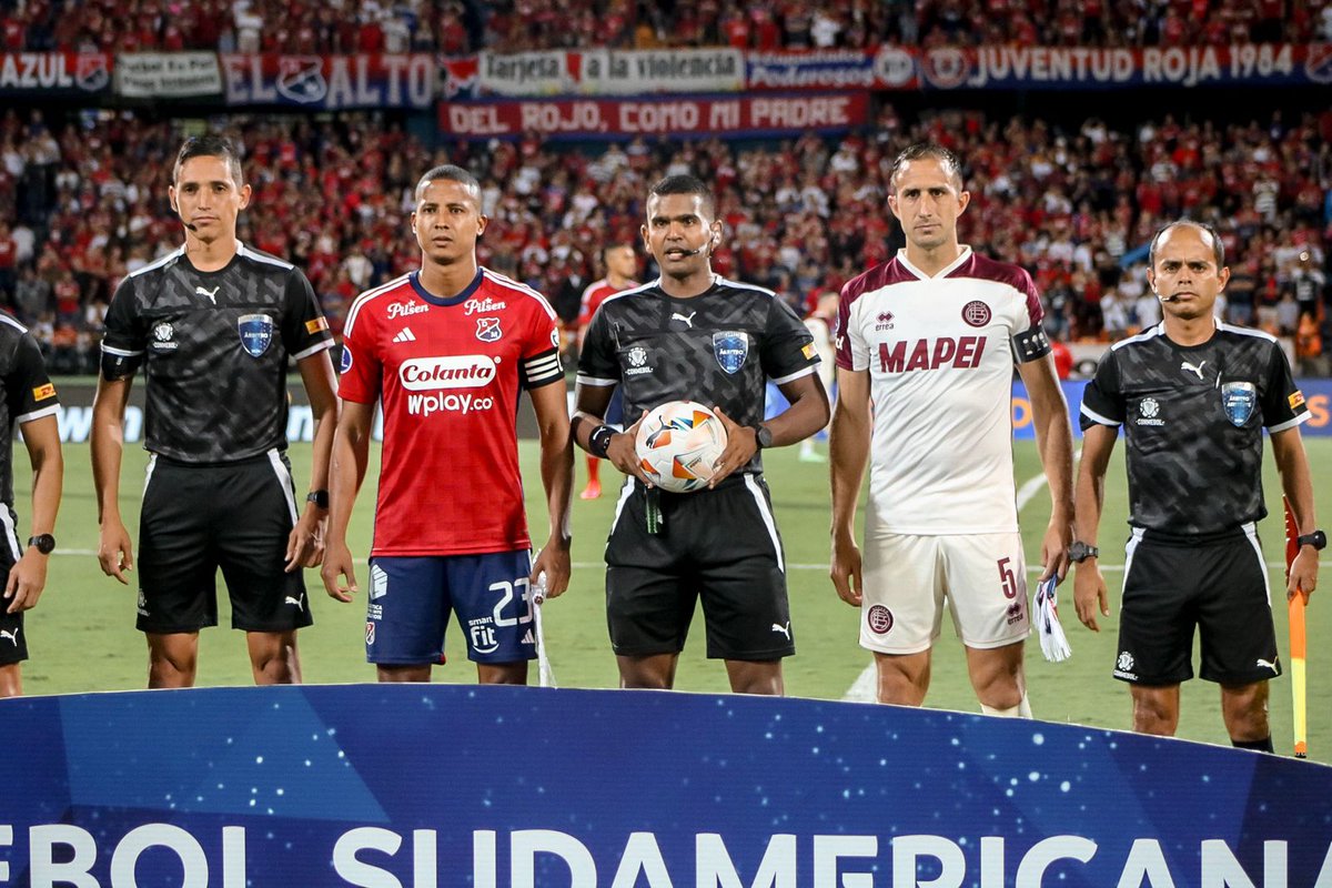 MundoGranate0k's tweet photo. SALUDO DE CAPITANES 🤝
Carlos "Cali" Izquierdoz será nuestro capitán está noche, mientras que DIM salio luciendo la cinta Fainer Torijano Cano.
#VamosLanus🇱🇻
Las fotos son de nuestra autoría 👉😎 https://t.co/3RT1QGw327