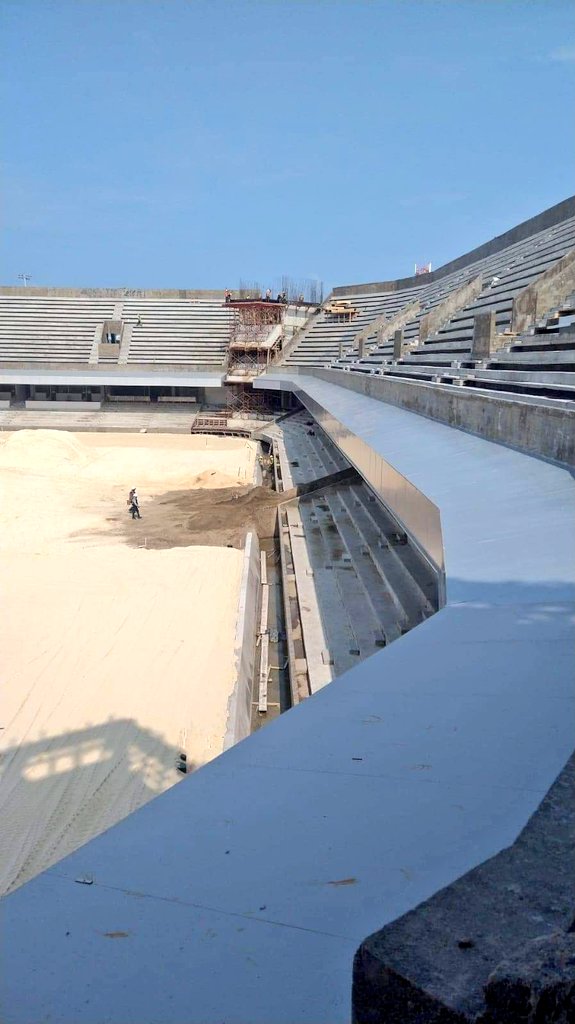 Nunca hemos visto un proyecto tan lento, con ingeniería de los años 70, que avance como hecho a mano (en el peor sentido), que el Pirata Fuente.
Ya lleva casi  un año de retraso y su costo se duplicó.
Las fotos son de esta semana.
Apesta a desvío de dinero por todos lados.