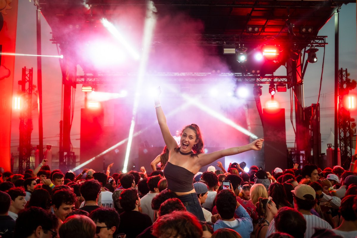 BryceEllPhoto's tweet image. I won’t give up my Sony but the #x100VI has been incredibly fun to take to shows I’m not shooting.