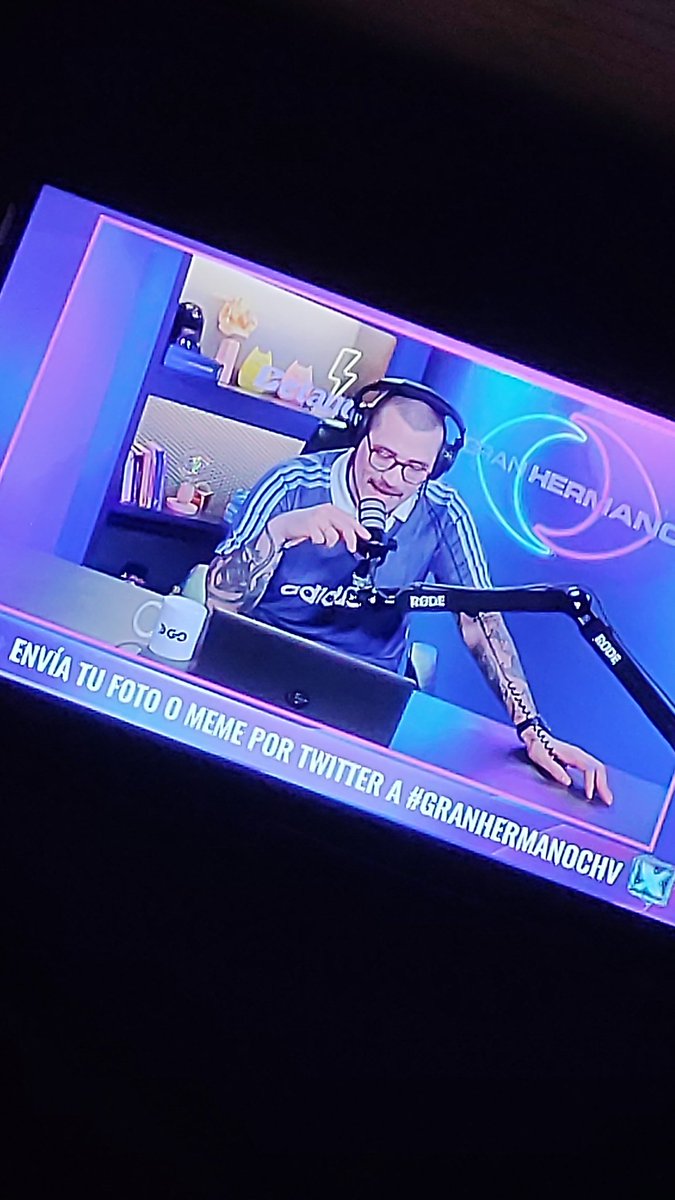 c_bulnesmatus's tweet photo. #GranHermamoCHV #GranHermanoChile @ClaudioMichaux 
Wena wena tío michoca, acá con la chiquibeibi viéndote acostaditos ❤️ https://t.co/5bpfQggZxR