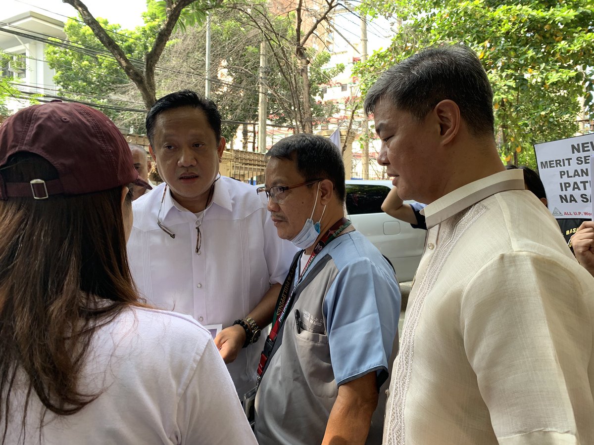 AngTagamasidUPM's tweet photo. LOOK: UP President Angelo Jimenez, UPM Chancellor Michael Tee, and other BOR members arrives on-site to hear the calls of protesters ahead of the Board of Regents meeting in Salcedo Hall, today, Sept. 26
#NoToBudgetCuts
#StandWithHCWs
#DefendAcademicFreedom
#DefendUP https://t.co/kNK5sD2zLk