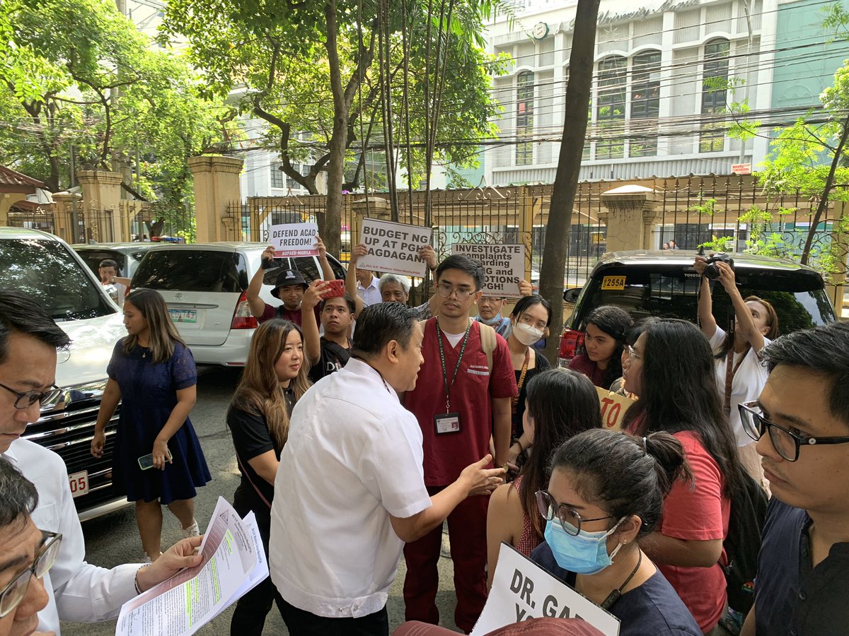 AngTagamasidUPM's tweet photo. LOOK: UP President Angelo Jimenez, UPM Chancellor Michael Tee, and other BOR members arrives on-site to hear the calls of protesters ahead of the Board of Regents meeting in Salcedo Hall, today, Sept. 26
#NoToBudgetCuts
#StandWithHCWs
#DefendAcademicFreedom
#DefendUP https://t.co/kNK5sD2zLk