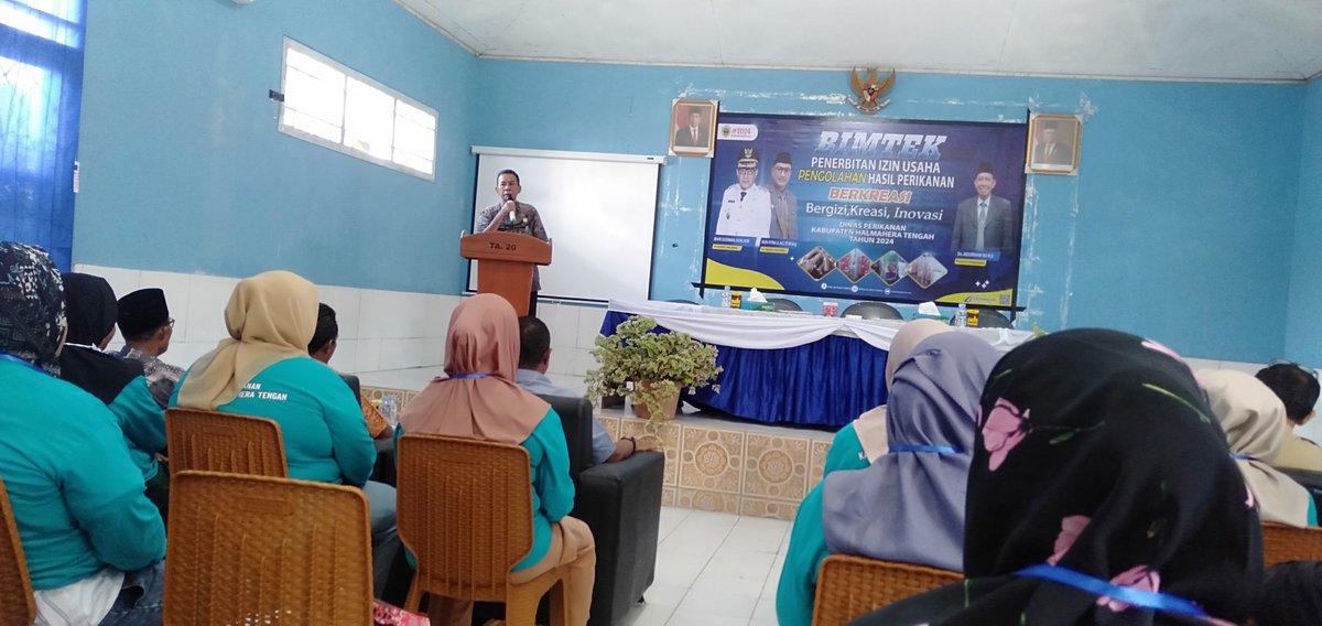 Abil_Ibil's tweet photo. Selasa 26/09/24, Abdul Yusup Tiapon Luhkan Halteng, Fasilitasi Pelaku utama poklasar, mengikuti kegiatan Bimtek Penerbitan Izin Usaha Pengolahan Hasil Perikanan. Dilaksana oleh Dinas Perikanan Kab halmahera Tengah #GiatLuhkanSatminkalAmbon
#LuhLapor #Halteng @BP3_Ambon https://t.co/g5WRL8FVd9