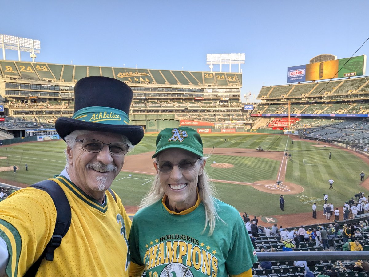 TopHatt60's tweet photo. #AtTheColiseum https://t.co/nboaiLcX9M