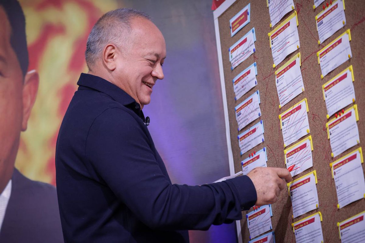 #EnVivo <a href="/dcabellor/">Diosdado Cabello R</a>: "La Sayona en verdad está sola, a ella no se la traga nadie", pero hay una serie de integrantes de diversos partidos políticos, que "viven de estar pegados a los apellidos, toda su vida han sido así".

#MásAmenazasMásRevolución #25sep