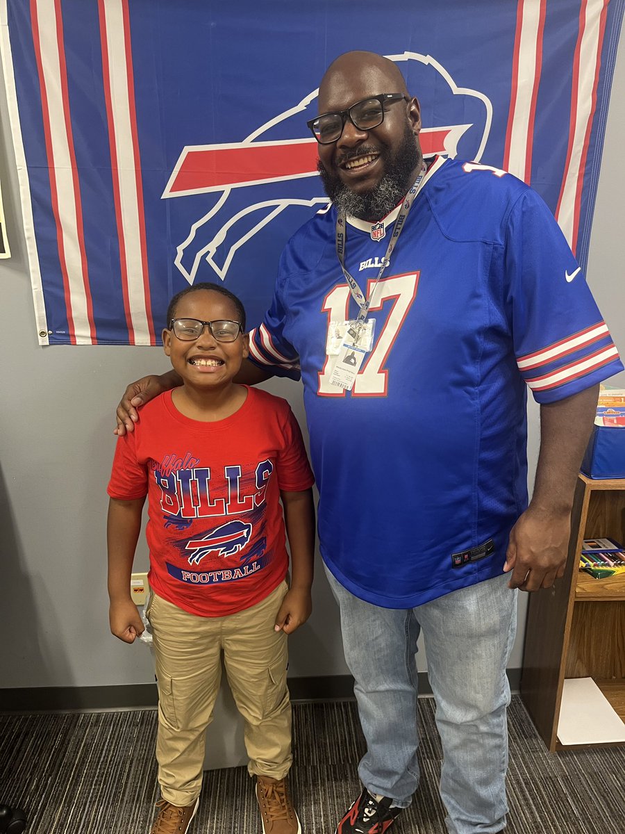 Happy Bills Day at Pine Brook!  
❤️💙🤍
@greececentral <a href="/andreageglia/">Andrea Geglia</a>