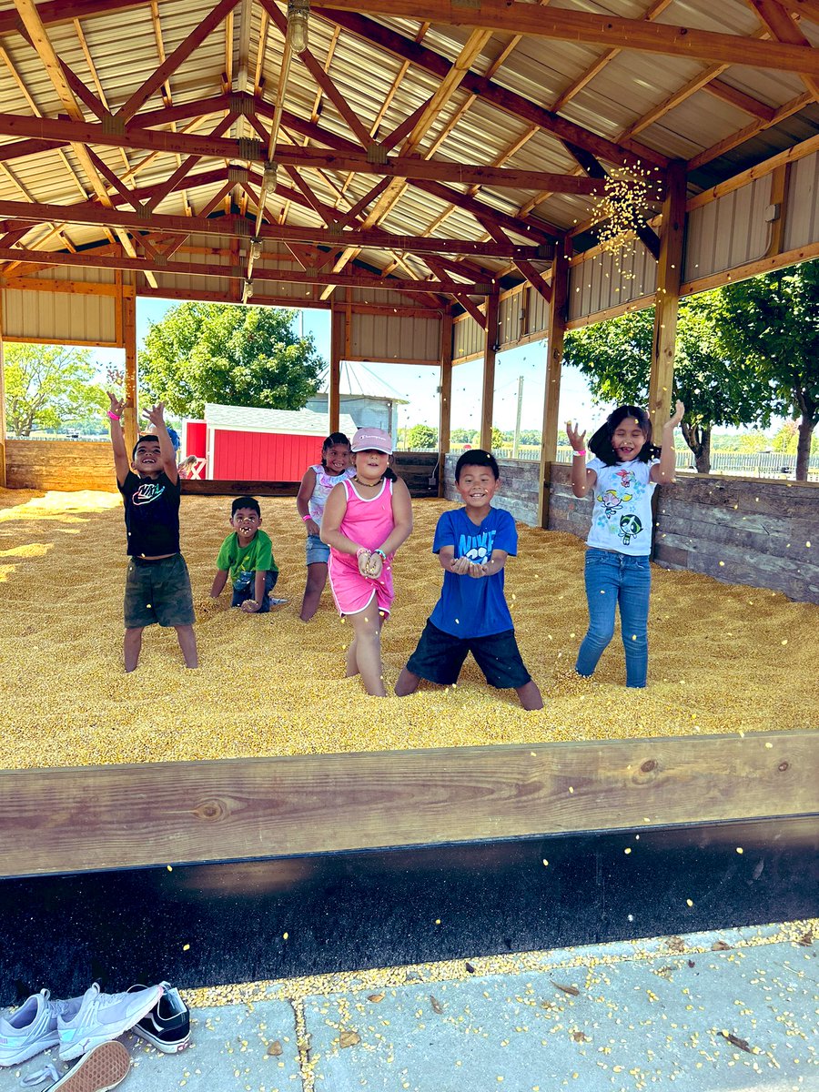 MrsInglat's tweet photo. More fun on the farm!! At Richardson’s, 2nd grade learned all about Christmas trees, and corn, all while having so much fun! Everyone went home with a pumpkin, too! @VV_Voyagers https://t.co/TGLRkNQjMq