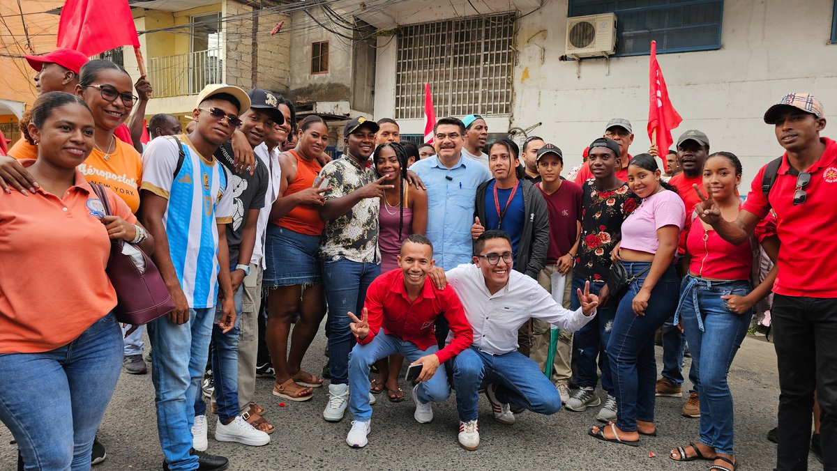 EscalaJorge's tweet photo. Con la sabrosura y determinación que identifica al pueblo de #Esmeraldas, hoy inscribimos la candidatura de #JasserVera y su equipo a la Asamblea Nacional. 💪🇪🇨

#EsLaHoraDelPueblo y este equipo asumió el reto  🥳🚩

#Ecuador
#SomosLaDos✌️
#EscalaPresidente
#JasserAsambleísta https://t.co/WUVtSe9ITW
