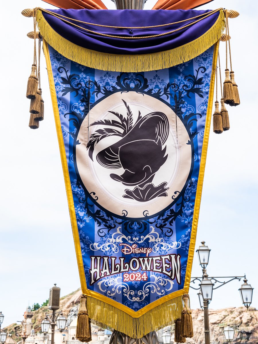東京ディズニーシー
ミッキー広場にミッキー、ミニー、ドナルド、デイジーたちのバナーが登場中！
"ディズニー・ハロウィーン2024"の準備が進んでいます☆
