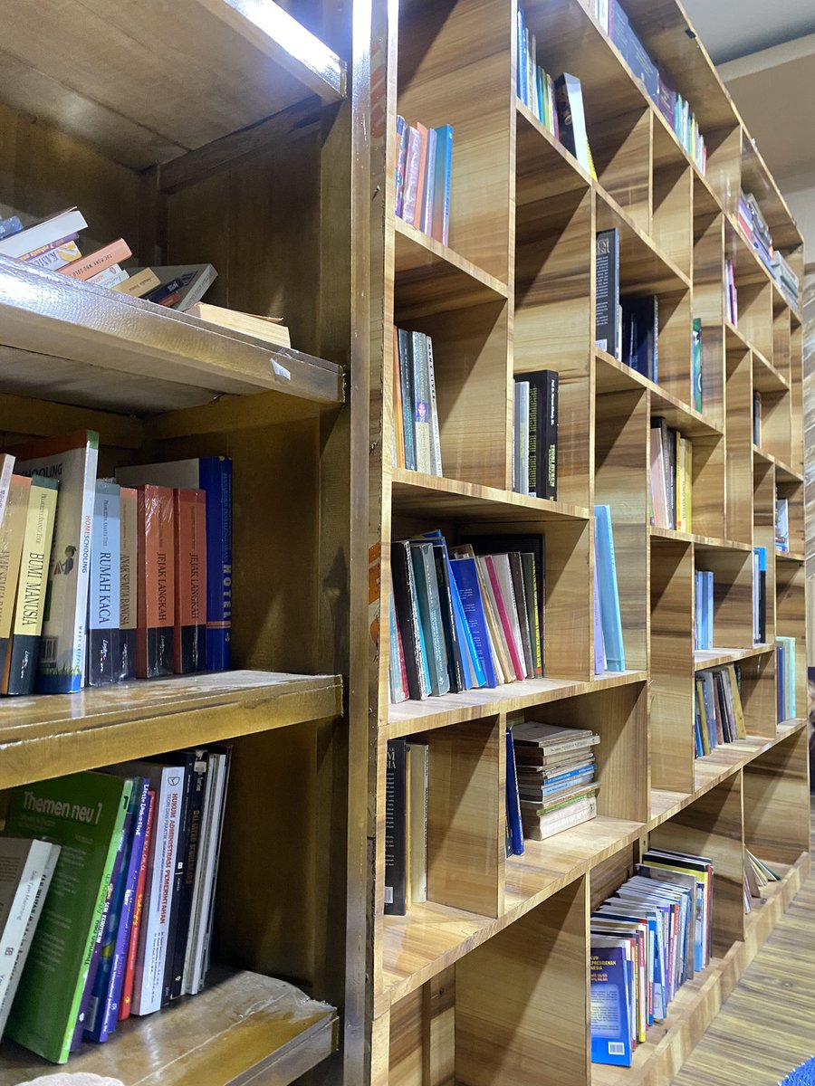 aldapstsr's tweet photo. Btw warga makassar yang mikir jauh aksesnya karna di gowa, biasanya aku ke sini library coffee and books walaupun bukunya ga terlalu banyak tapi lumayan lah buat wfc, perpus kota yang di alaudin juga lumayan tapi mending ke gowa aja sekalian kalau mau ke perpus🙏🏻🙏🏻🙏🏻🙏🏻 https://t.co/61gHtiB2JZ