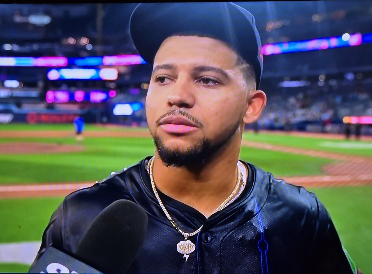 DSHDuke's tweet image. Seeing @ClaseJonatan walk over to sign a couple autographs after his post-game interview tells me all I need to know about this young prospect. Welcome to the @BlueJays Jonatan and congrats on your first @MLB homer. #classact #BlueJays #Toronto #MLB