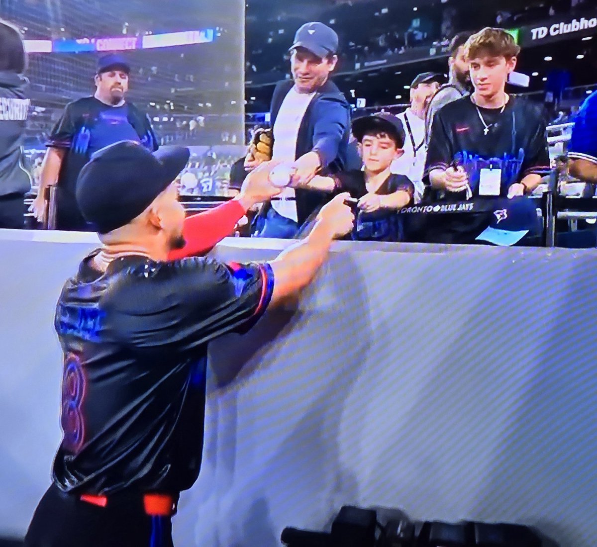 DSHDuke's tweet image. Seeing @ClaseJonatan walk over to sign a couple autographs after his post-game interview tells me all I need to know about this young prospect. Welcome to the @BlueJays Jonatan and congrats on your first @MLB homer. #classact #BlueJays #Toronto #MLB
