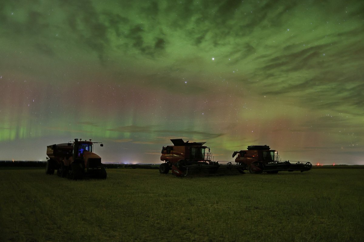 It is always nice to see the Aurora after a hard days work. <a href="/trntclark/">Trent Clark 🧢</a> #aurora #photography #harvest
