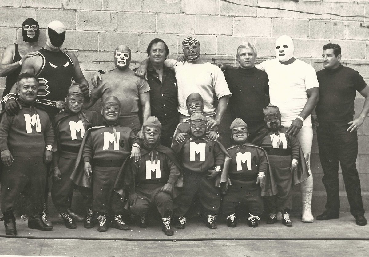 mundolibrearts's tweet photo. On-set photography of the cast of the film Los Campeones Justicieros (The Champions of Justice) in 1970.

Blue Demon, Mil Máscaras, El Medico Asesino, La Sombra Vengadora, Tinieblas &amp; Black Shadow face off against a mad scientist and his army of powerful wrestling dwarves. https://t.co/iR3WGkdyHb