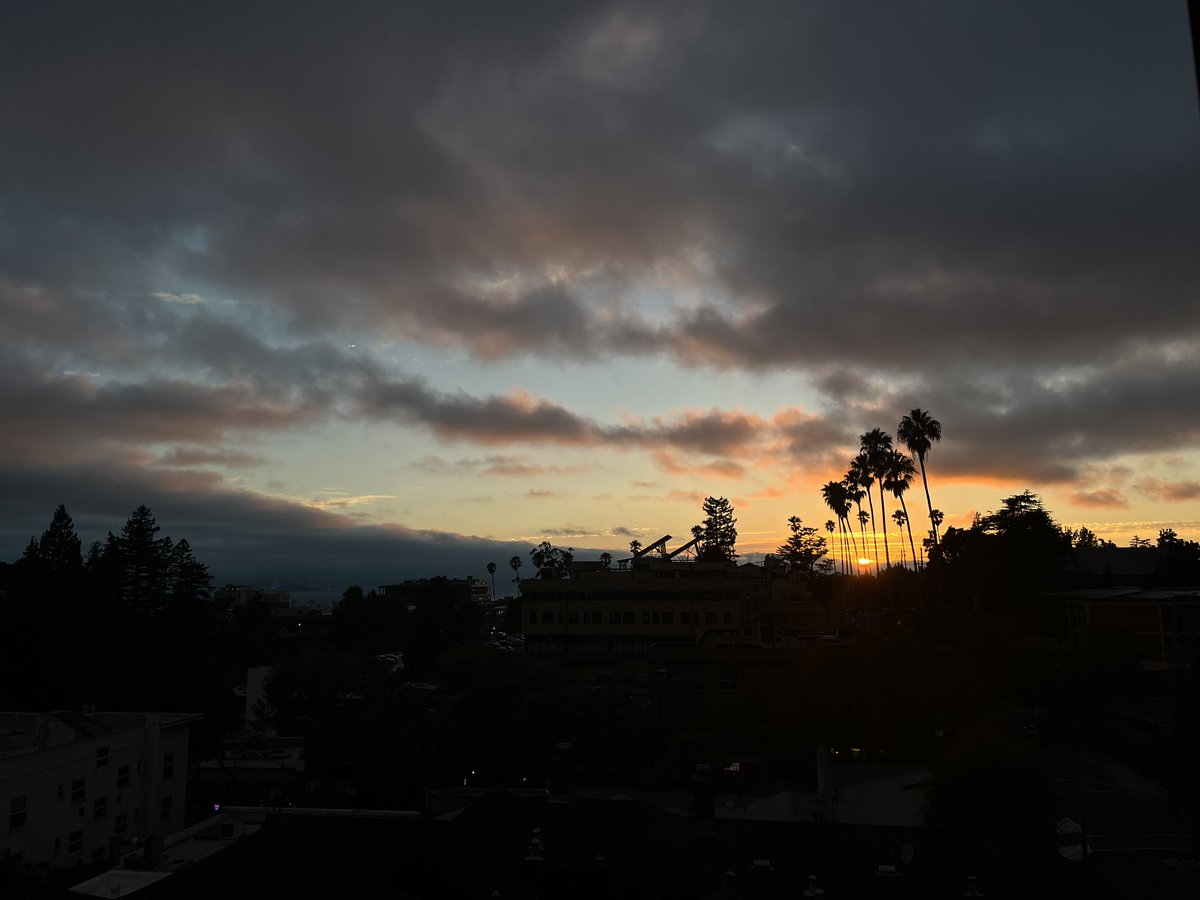 lining_yao's tweet image. Working till the sunset at the lab. Appreciating the luxury scenes over the window. @Cal_Engineer @BerkeleyME