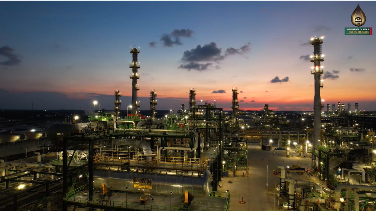 La refinería Olmeca se construyó por manos mexicanas, en tiempo récord y sin deuda.
Esta obra, que ocupa casi 600 hectáreas, que consta de 17 plantas de proceso, una planta de cogeneración, área de almacenamiento, área administrativa y los racks de integración, es un ejemplo de