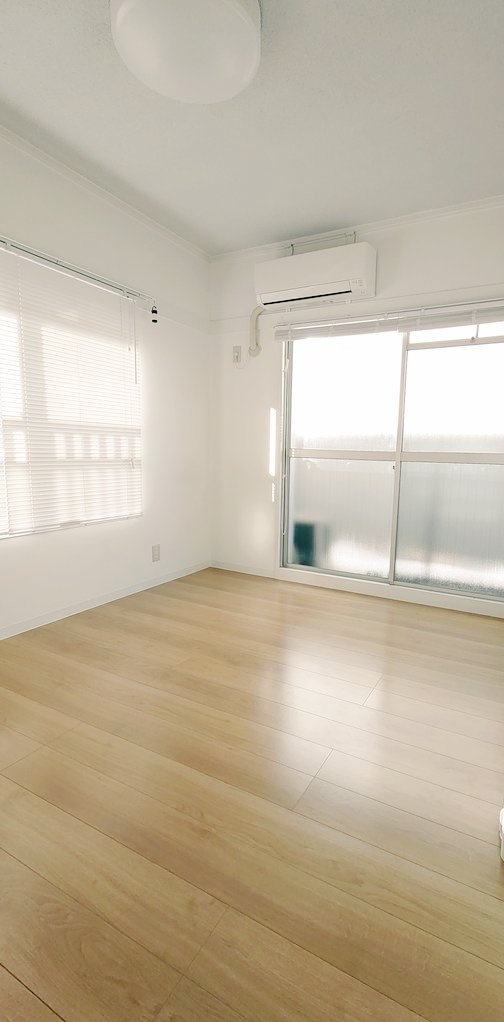 hikorism's tweet photo. 久しぶりの投稿。
しばらく抜歯後のダメージで死んでましたが、なんとか引っ越しも昨日無事に終わりました。
ご縁があって、以前住んでいた部屋にもう一度入居です😅
#ミニマリスト https://t.co/4SeQ5Y5lLc