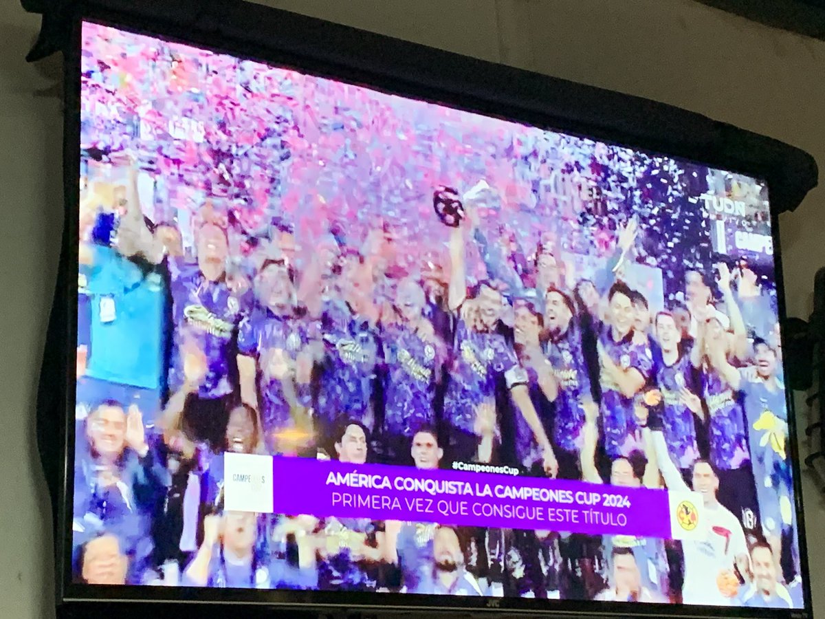 alexnuzaldi's tweet photo. @FerCevallosF jajajajajajajajajajajajaj y antes de que empieces animal:   *Si el balón no entrara en la portería o rebotara en el larguero o los postes, únicamente se repetirá el tiro penal si la infracción del guardameta influye claramente en el lanzador;
Regla #14 si sabes leer https://t.co/EgDiaDKBr0