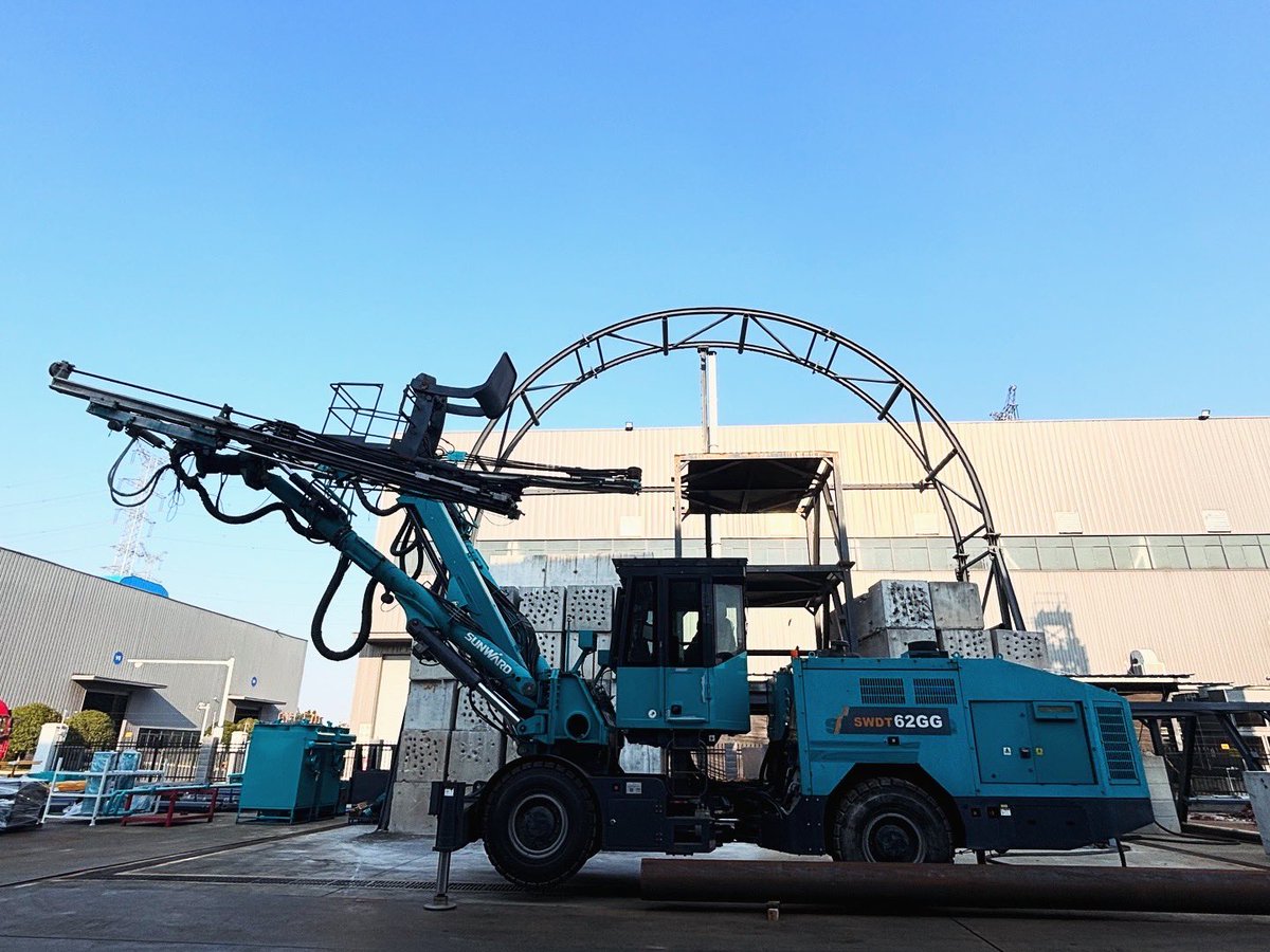 SoojinZhou0620's tweet photo. Go to the factory to see the beautiful machine with own eyes.🤩
#Excavator, #rotarydrill, #aerialworkplatform, #reachstacker, #skidloader, #mining #Telescopicforklift https://t.co/WtwtZsSgfG