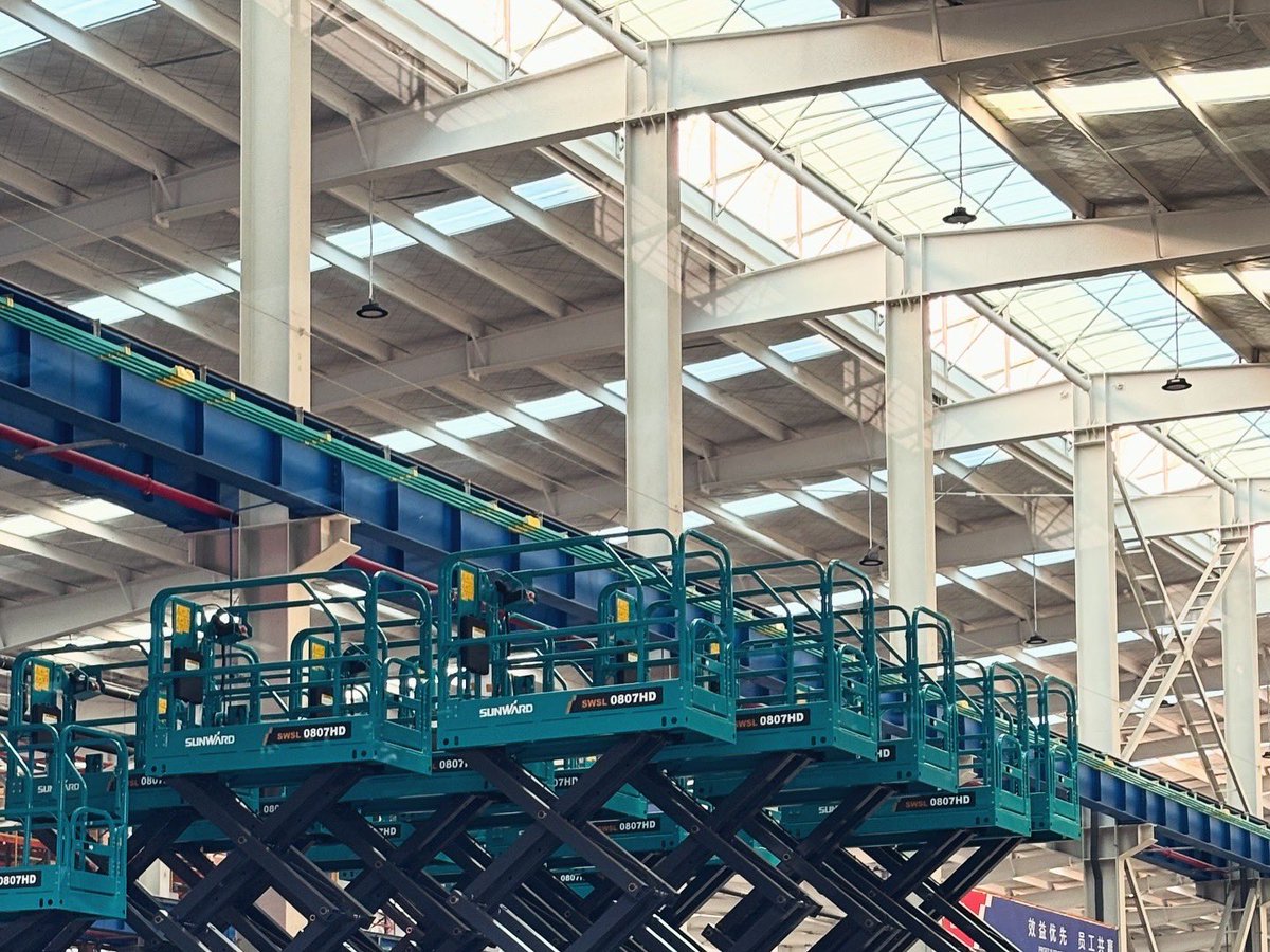 SoojinZhou0620's tweet photo. Go to the factory to see the beautiful machine with own eyes.🤩
#Excavator, #rotarydrill, #aerialworkplatform, #reachstacker, #skidloader, #mining #Telescopicforklift https://t.co/WtwtZsSgfG