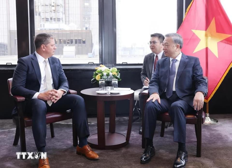 curly_eth's tweet photo. 🌍 **Sáng 25-9 (giờ New York, tối cùng ngày giờ Việt Nam), Tổng Bí thư, Chủ tịch nước Tô Lâm đã tiếp ông Tim Hughes, Phó Chủ tịch cấp cao SpaceX.

🚀 **Ông Tim Hughes cho biết SpaceX đã khởi động các dự án Internet vệ tinh từ cách đây 5 năm và hiện đang có hơn 6.000 vệ tinh ở quỹ đạo thấp. Các vệ tinh của SpaceX có thể cung cấp Internet gần như tại mọi nơi trên trái đất.

📡 **Đánh giá Việt Nam là thị trường rất tiềm năng đối với kế hoạch phát triển Internet vệ tinh của SpaceX, ông Tim Hughes cho biết tập đoàn có kế hoạch đầu tư 15 tỉ USD tại Việt Nam trong thời gian tới.