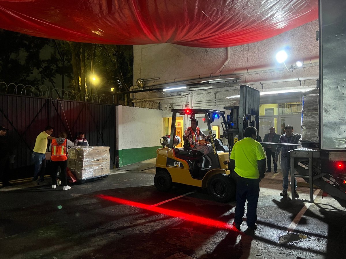 6. El tercer paso fue embalar y emplayar con el máximo cuidado ese acervo, y el cuarto, trasladarlo a su lugar de destino