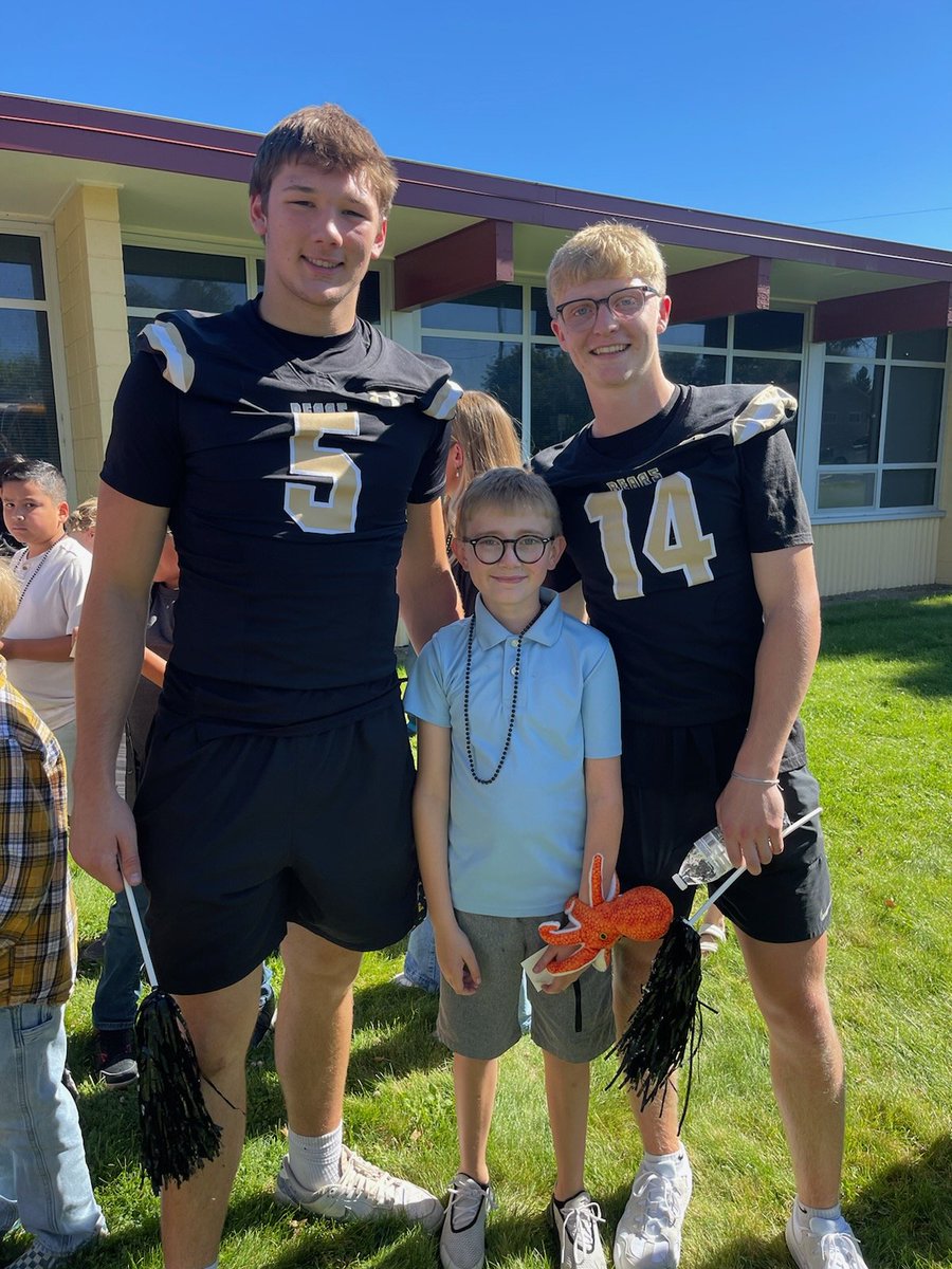 BWestFball's tweet photo. West athletes including some of our football players made appearances at local Elementaries &amp; Middle Schools.

@Matt_Ludwig23 @CohenGroener &amp; Darragh Jr. this afternoon.

Go 🐻 🏈⚽️🏐🏃‍♂️📣🎺🐻 https://t.co/YtBgjNBad3