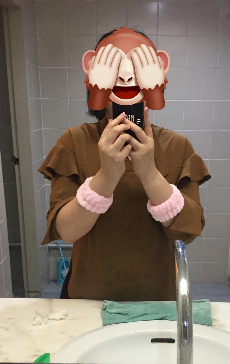 alakenas's tweet photo. เวลาล้างหน้าที่ออฟฟิศ แรกๆพยายามพับแขนเสื้อไม่ให้แขนเสื้อเปียก แต่สุดท้ายไหล มาเปียก -_- 

ตอนหลังไปเจอสิ่งนี้ เลยซื้อมาใช้ ใส่ไม่ให้น้ำมาไหลมาโดนแขนเสื้อที่พับไว้

พิกัด : https://t.co/EhQt3dG6AQ 

#review #รีวิวของใช้ https://t.co/Cx9zxk52Bq
