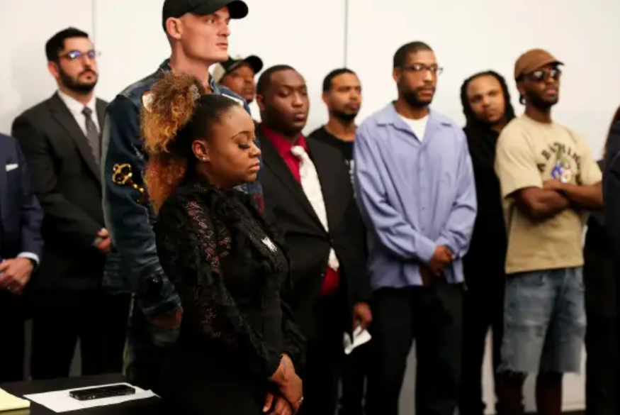 AssetsClk's tweet image. CHICAGO More than 200 men and women were sexually abused while in custody at an Illinois juvenile detention center, according to a lawsuit filed Monday, the latest in a series of complaints alleging systemic child sexual abuse spanning decades.＃Ｕ．Ｓ．Ａ