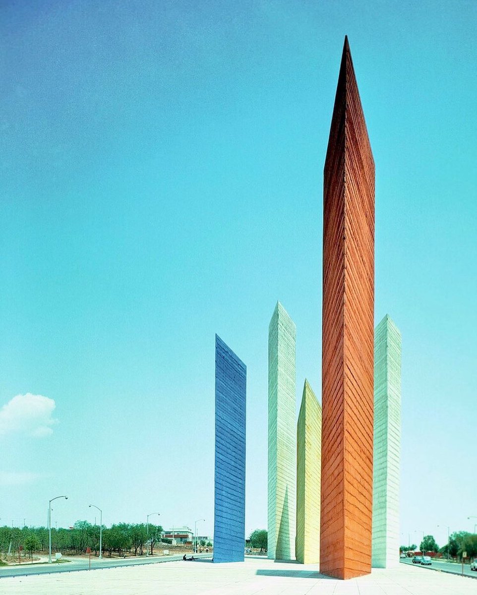 hectorvelazhv's tweet photo. Las torres de satélite Luis Barragán https://t.co/daqqaljHTy
