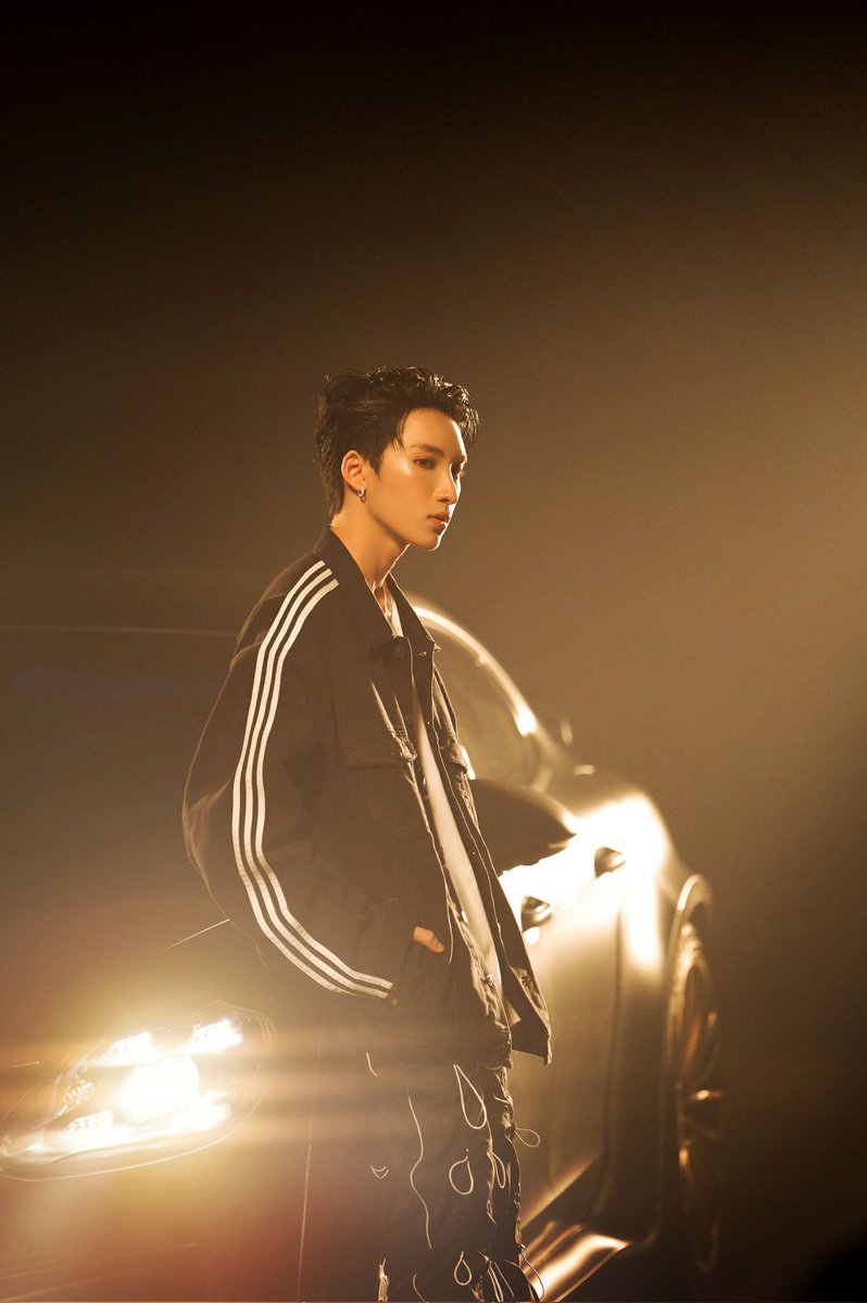 webstarupdate's tweet photo. ‘S2’ ฮิปฮอปหน้าใหม่ ก้าวผ่านคำดูถูก ถ่ายทอดเป็นซิงเกิล “No Ticket For Haters”
#S2_NoTicketForHaters #S2TheSunset #Noeulnuttarat
เปิดตัวในฐานะศิลปินฮิปฮอปทำความรู้จักกับแฟนเพลงในซิงเกิลแรกไปแล้วอย่าง “SOS” เมื่อช่วงกลางปีที่ผ่านมา ล่าสุด “S2” (เอสทู หรือ โนอึล ณัฐรัชต์ Noeul Nuttarat) ชื่อในนามศิลปิน “S2” ที่มาจาก S สองตัว คือ Sunset = โนอึลในภาษาเกาหลี พร้อมปล่อยซิงเกิลที่ 2 ให้ได้ฟังกันแล้วกับ “No Ticket For Haters” โดยที่มาของเพลง ‘S2’ ได้เล่าไว้ว่า

“ไอเดียที่มาของเพลง มาจากพื้นฐานที่ผมชอบถูกคนดูถูก ชอบโดนคำสบประมาท ว่าเป็นนักแสดง ซีรีส์วายร้องเพลงไม่ได้ ทำไมเป็นนักแสดงถึงมาเรียกตัวเองเป็นศิลปิน ซึ่งโดนมาตลอด พอได้โอกาสมาทำเพลงเป็นศิลปินในแนวแรปที่เราชอบ เลยเขียนเนื้อเพลงที่เป็นฟิลว่า ผมพิสูจน์ให้คุณเห็นแล้วว่า ผมมีความสามารถจริงๆ และไม่สนใจด้วยว่า คุณจะคิดอย่างไร เพราะสุดท้ายแล้ว คนที่เกลียดเราก็ยังเกลียดเราอยู่ดี ต่อให้ทำดีแค่ไหนก็อคติไม่ชอบเรา ผมก็เลยไม่สนใจว่าคุณจะคิดยังไง ผมแค่พิสูจน์ตัวเองได้ว่าเป็นศิลปินจริงๆ ก็จะไม่มีตั๋วให้ Haters แน่นอน”

ในทุกกระบวนขั้นตอนการทำงาน “S2” ก็ได้มีส่วนร่วมกับทีมทำงานคู่ใจในทุกพาร์ทส่วน โดยได้ nnenox มาร่วมโปรดิวซ์ให้ และเร็วๆ นี้ ‘S2’ พร้อมจะเดบิวต์สเตจในวันเสาร์ที่26 ตุลาคม 2024 สามารถติดตามผลงานให้กำลังใจกับ “S2” ซิงเกิล “No Ticket For Haters” ได้ทุกช่องทางมิวสิคสตรีมมิ่ง และ ทางยูทูบ S2 Officiel

MV https://t.co/NslBM4paxj