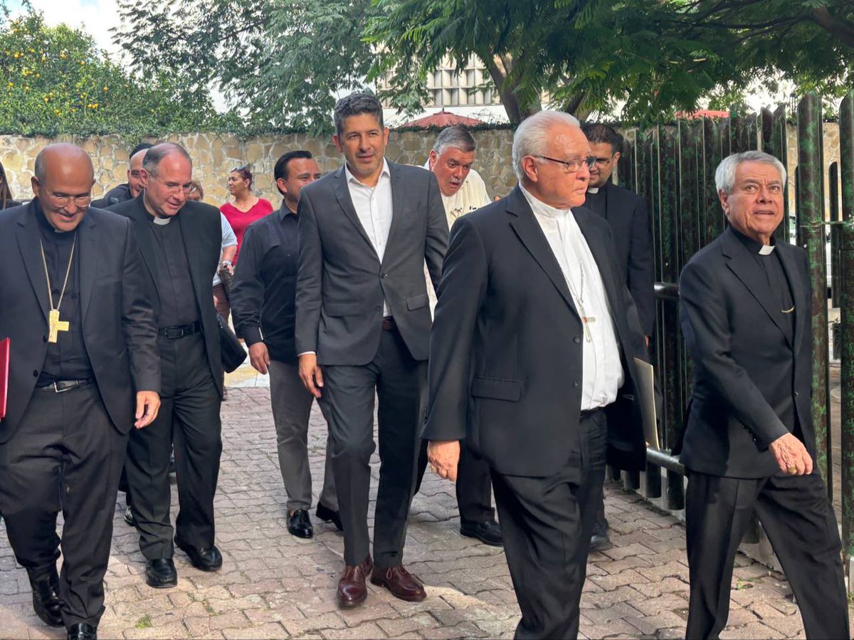 JCFloresMiramon's tweet photo. Gracias cardenal José Francisco Robles Ortega, por invitarme al encuentro nacional de docentes con el cardenal José Tolentino de Mendoça, para seguir impulsando la cultura de paz en nuestra comunidad educativa. https://t.co/pbh9WKLUfS