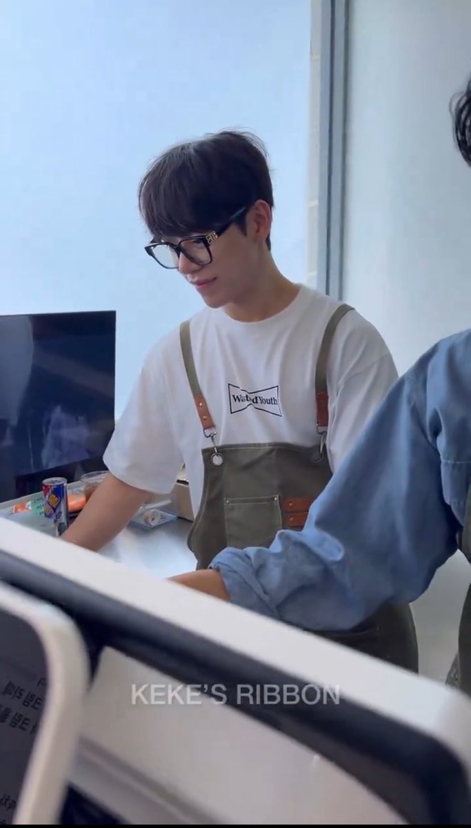 tadahits4memes's tweet photo. oh so that’s why he was put on cashier duty https://t.co/rdCYndSpuV