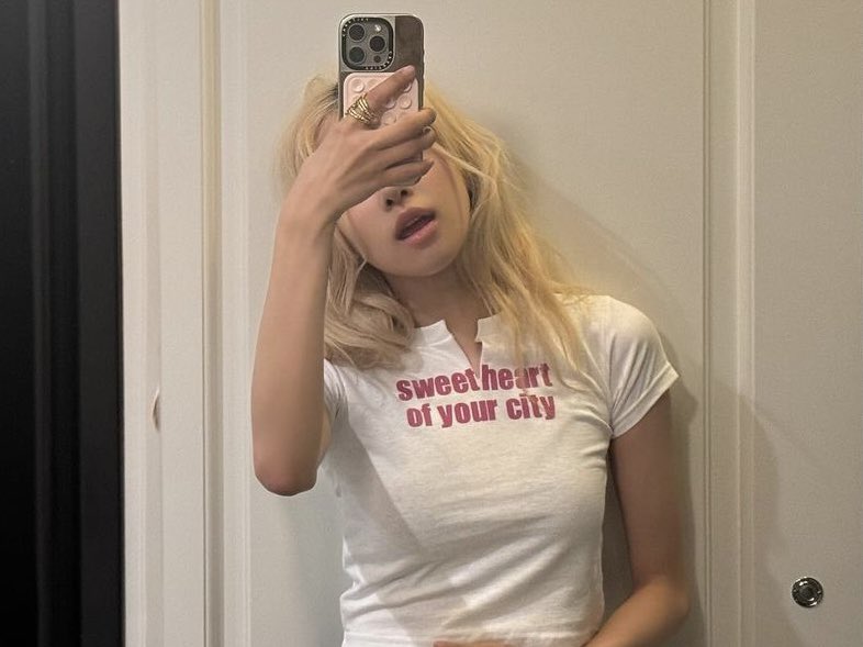filmrosiee's tweet photo. “vampirehollie..?!”
“sweetheart of your city”
“will u be my number ones..?”

VAMPIREHOLLIE IS COMING
#ROSÉisCOMING #ROSÉ https://t.co/ehL47gBL7a