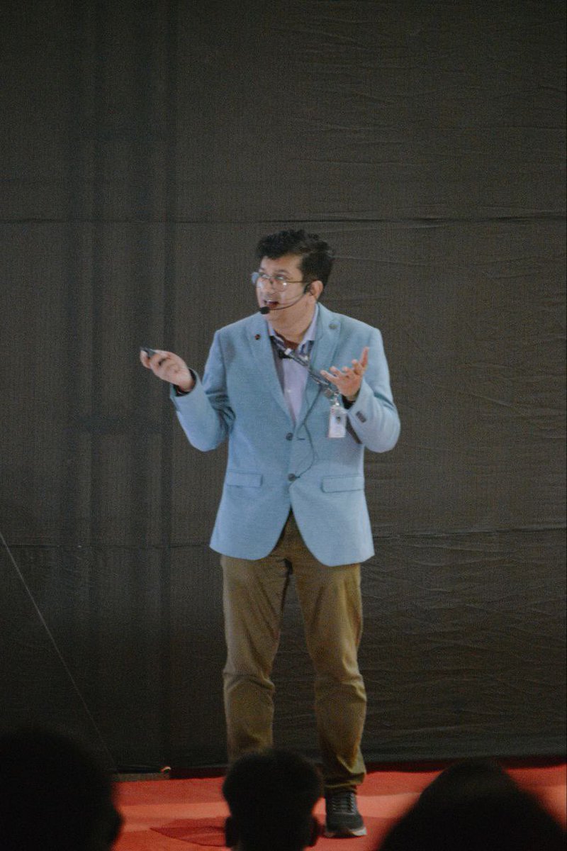 TEDxIISERBPR's tweet photo. With eloquence and expertise, Dr. Tirtha Pratim Das provides a captivating talk, inspiring thought and discussion among the listeners.

@TEDxIISERBPR @IISER_BERHAMPUR https://t.co/I1c7Q52eFR