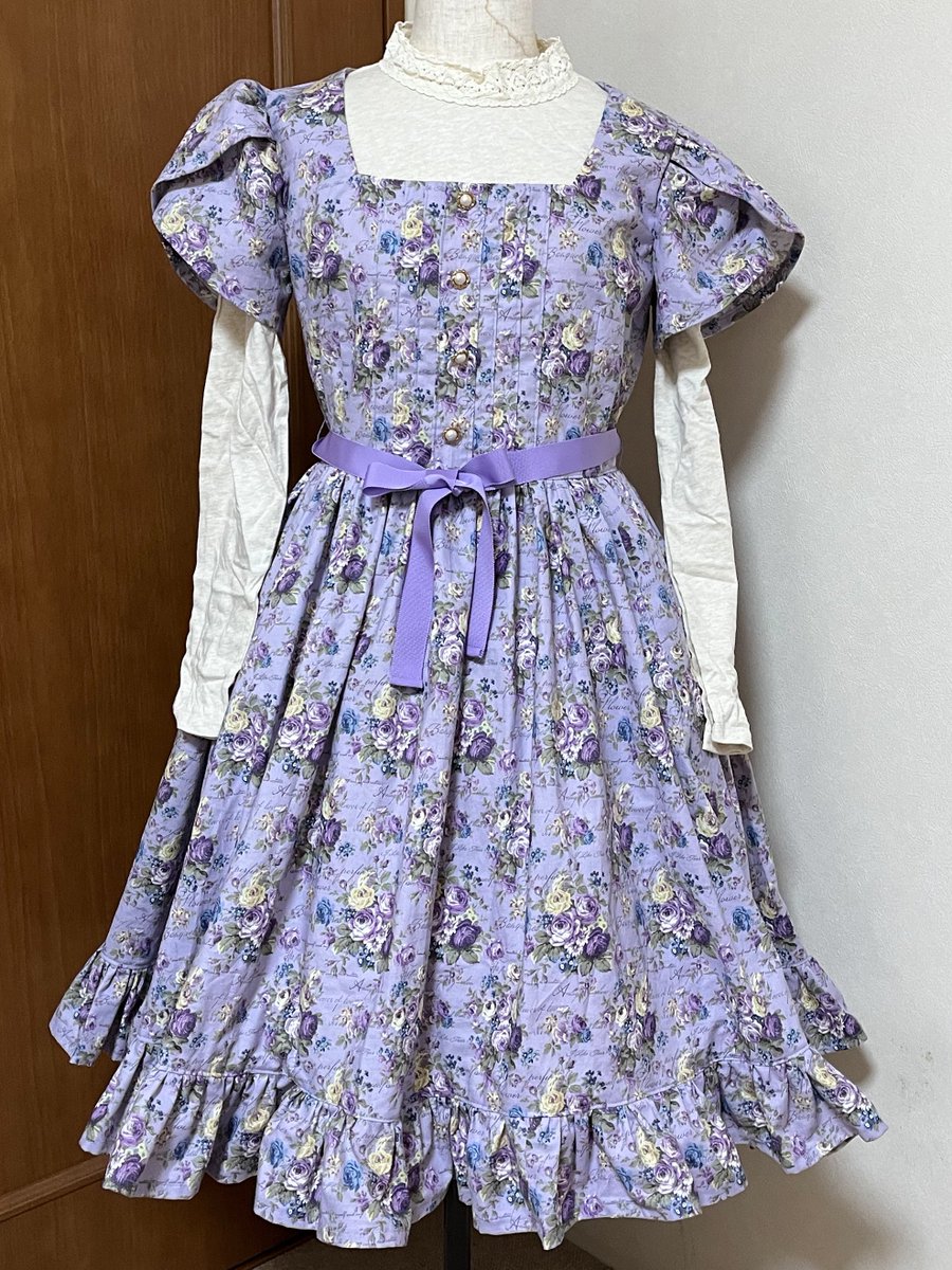 🧚‍♂️ふしぎの森の洋品店様(<a href="/Fairywish_info/">Fairywish🧚‍♀️ふしぎの森の洋品店🧚‍♀️セレクトショップ</a> )🧚‍♂️

レイヤードしやすいように首元は大きめに開いていますので、開き具合が気になる方は夏場はレース付ノースリーブ、春・秋はレース付きのハイネックなどおすすめします✨
もちろん姫袖ブラウスなどもおすすめです❣️