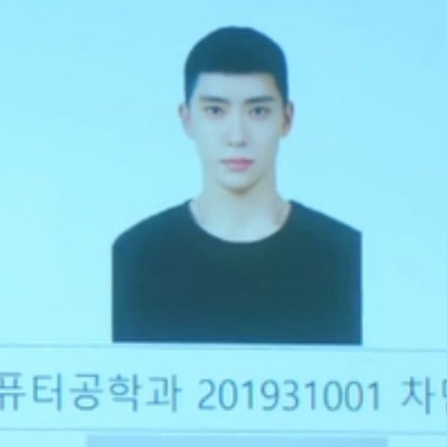 그러니까 이렇게 되는 날이 머지 않았다는 거지...?? 이 길이보다도 더 짧게 자르긴 하겠지만. 하.... 근데 이 와중에 빡빡이여도 잘 생겼을 거 생각하니 미치겠음.