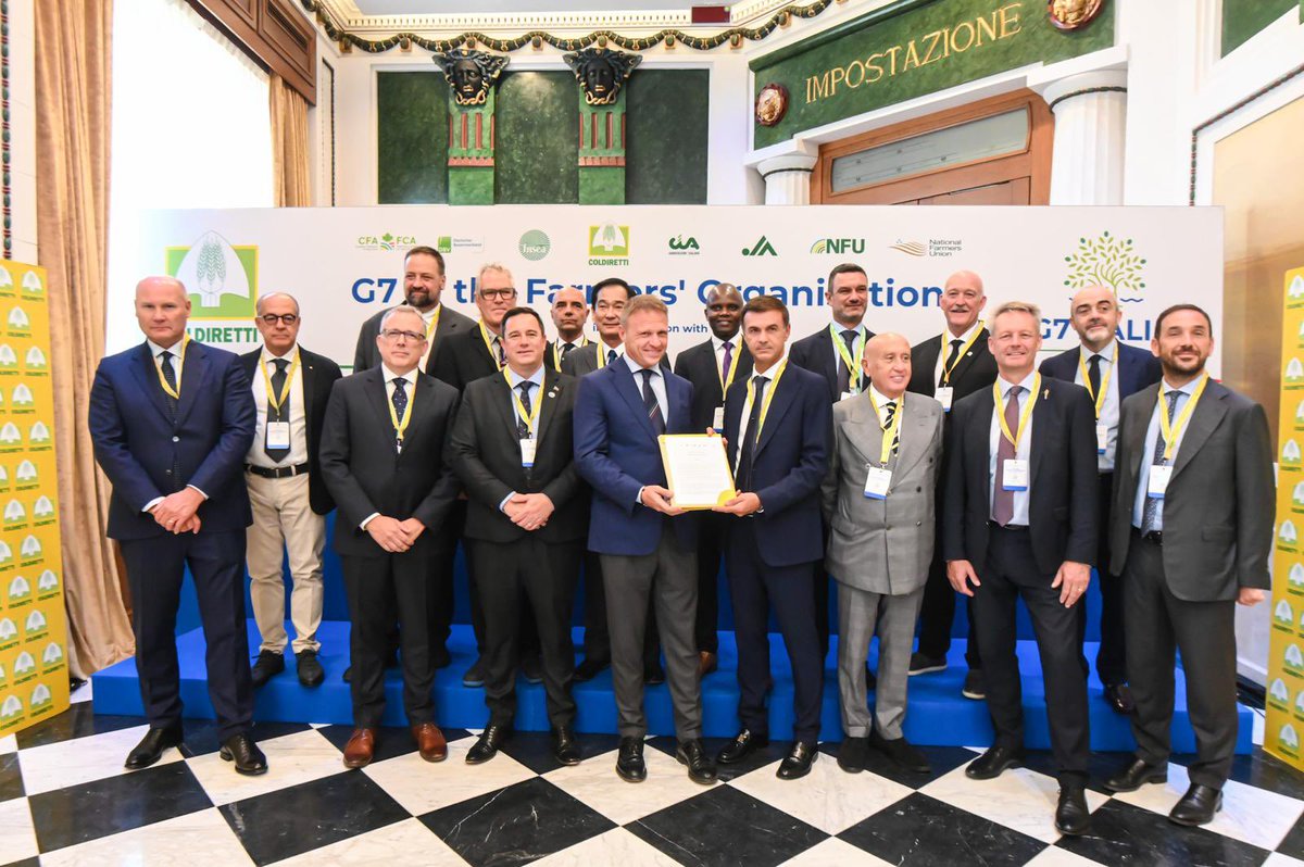 I rappresentanti delle organizzazioni agricole dei Paesi del #G7 consegnano al Ministro <a href="/FrancescoLollo1/">Francesco Lollobrigida 🇮🇹</a> la dichiarazione congiunta con la quale chiedono ai governi azioni coraggiose per tutelare gli agricoltori e rispondere alle sfide del futuro