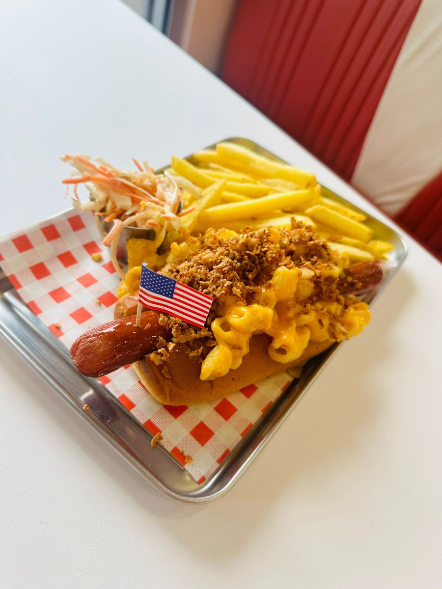 Thursdays = £9 Any hotdog meal all day. 

Here we have the Cheese Mac.

Open till 8pm 🇺🇸

#cheesemac #hotdogdeal #mealdeal