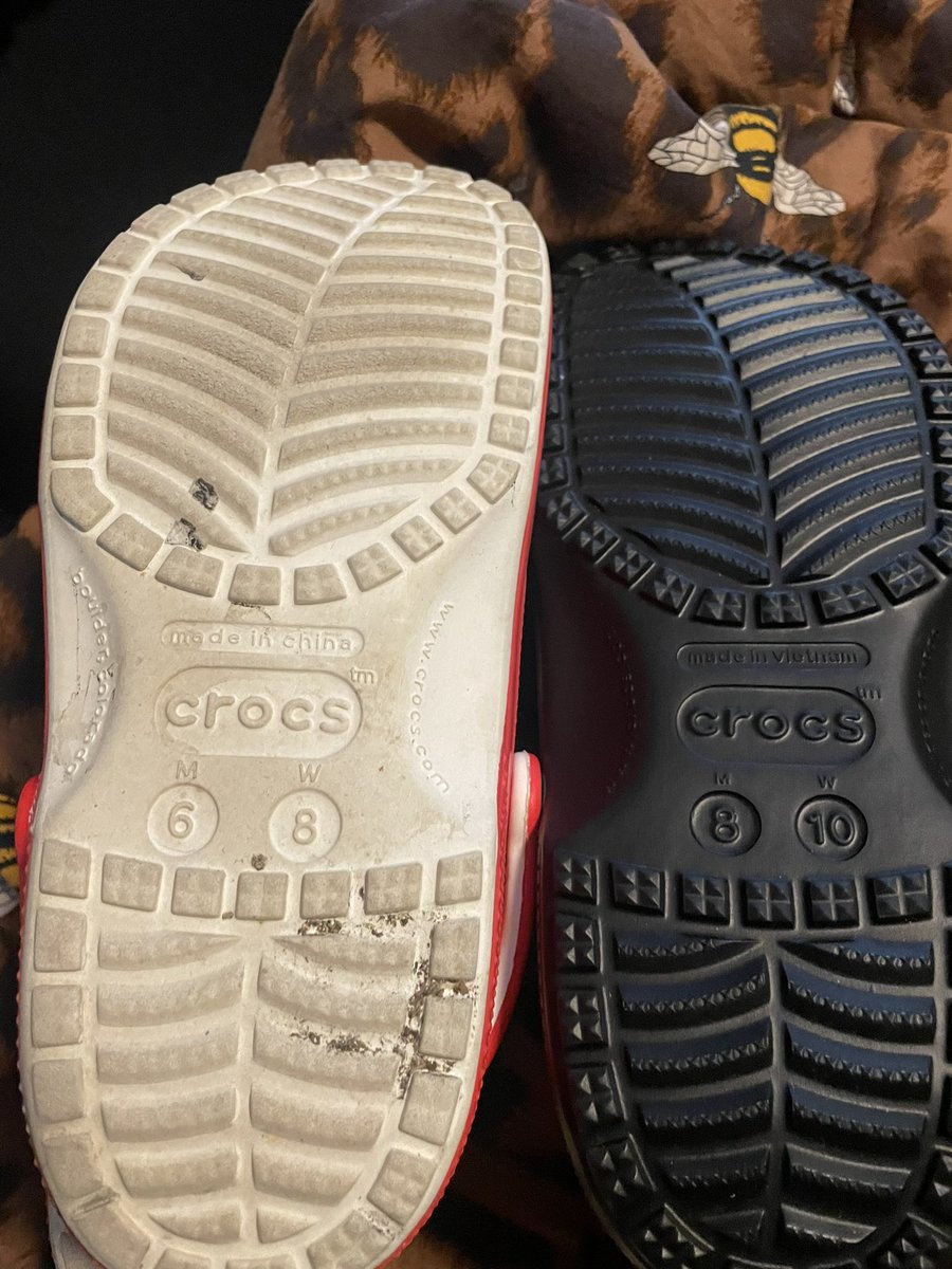 lisabrackers's tweet photo. Whenever I order they always come with men’s size and women’s 8. Yet now coming like this?? https://t.co/T8qAVqsb1d