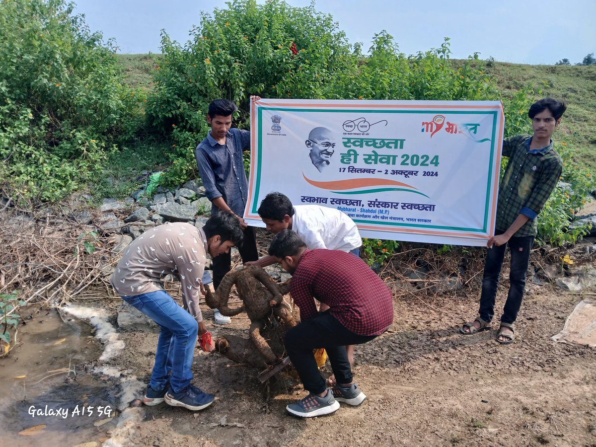 NykShahdol's tweet photo. #SwachhtaHiSeva2024 अभियान थीम  के अंतर्गत  ग्राम बिजही तालाब व्यौहारी में नेहरू युवा केंद्र के युवा मंडल के युवाओं द्वारा तालाब की स्वच्छता कार्य  किया। @YASMinistry @mybharatgov @nyksindia @mansukhmandviya @nyks_mp https://t.co/hS3qLoNuFk